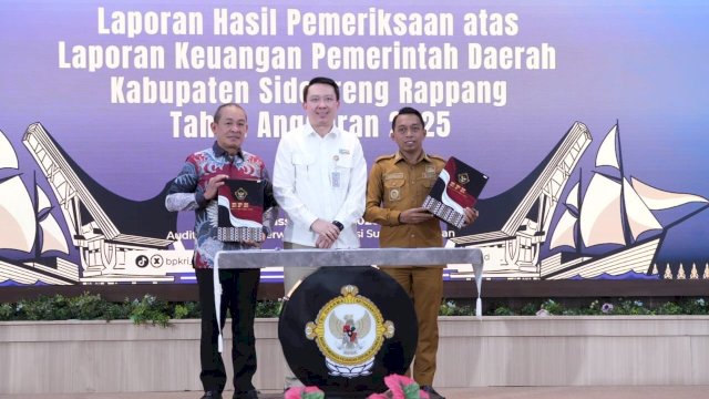 Bupati Sidrap, Syaharuddin Alrif, bersama Ketua DPRD Sidrap, Takyuddin Masse, menerima salinan opini WTP dan LHP dari BPK RI.