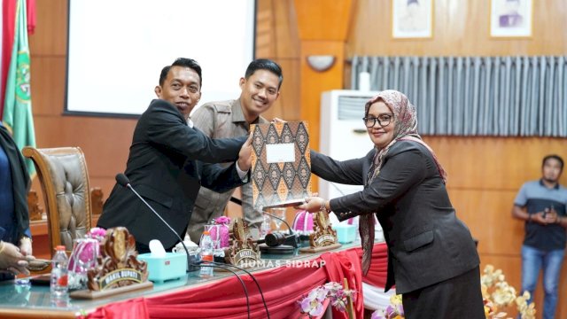 Bupati Sidrap, Syaharuddin Alrif, menghadiri rapat paripurna DPRD Sidrap.
