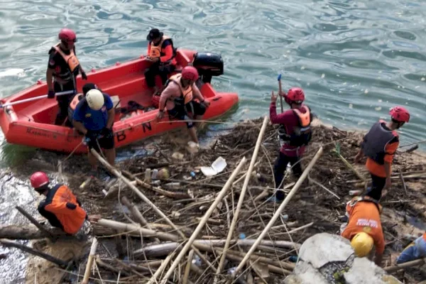 Peduli Lingkungan, BPBD Lutim Angkut Sampah dan Kayu di Sungai Malili