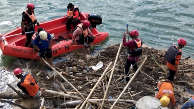 Peduli Lingkungan, BPBD Lutim Angkut Sampah dan Kayu di Sungai Malili