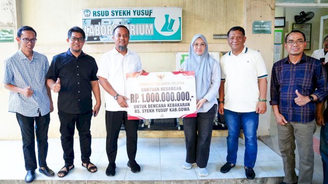 Gubernur Sulawesi Selatan, Andi Sudirman Sulaiman, menyerahkan bantuan sebesar Rp1 miliar kepada Pemkab Gowa.