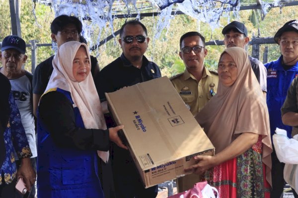 Hadir di Tengah Duka, Wabup Puspawati Serahkan Bantuan Korban Kebakaran di Angkona