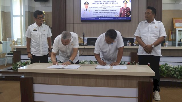 Kepala Kejaksaan Negeri Pinrang Sinrang, SH., MH., bersama Bupati Pinrang Andi Irwan Hamid.
