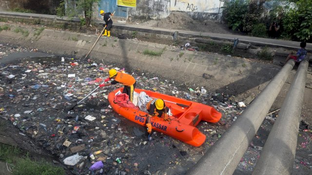 Pembersihan tumpukan sampah di kanal Jalan Inspeksi Kanal, Kelurahan Bara-Baraya Timur, Kecamatan Makassar.