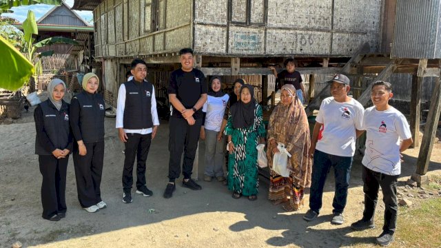 Ketua DPD PSI Pinrang, Andi Ichsan Aswad Putra Irwan, bersama jajaran pengurus dan kader PSI dengan menyambangi masyarakat di Kecamatan Mattiro Bulu, Kabupaten Pinrang.