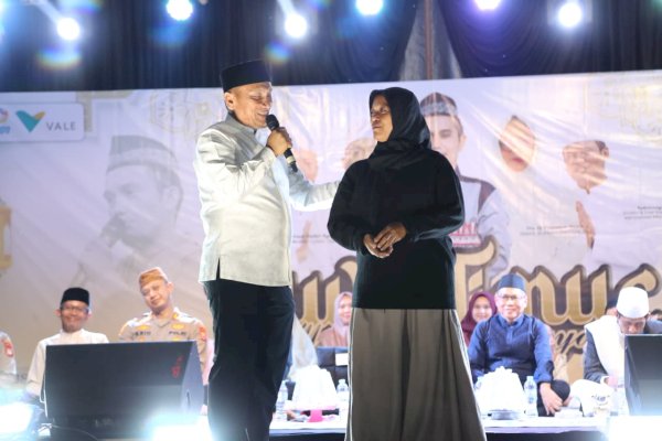 Bupati Ibas Tepati Janji, Fani Sabrina Terima Motor di Hadapan Ribuan Jamaah Tabligh Akbar
