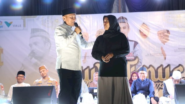 Bupati Ibas Tepati Janji, Fani Sabrina Terima Motor di Hadapan Ribuan Jamaah Tabligh Akbar