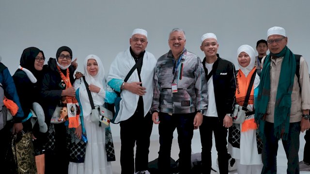 Bupati Pinrang H.A. Irwan Hamid, hadir langsung menyambut dan menjemput jamaah sesaat setelah turun dari pesawat.