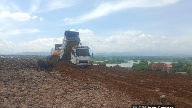 Pekerjaan pembenahan kawasan TPA Antang.