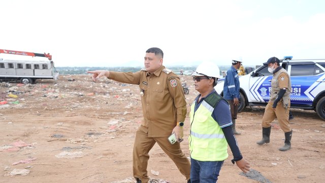 Wali Kota Makassar, Munafri Arifuddin, saat meninjau langsung progres pembenahan dan penimbunan di kawasan TPA Antang, Kecamatan Manggala.
