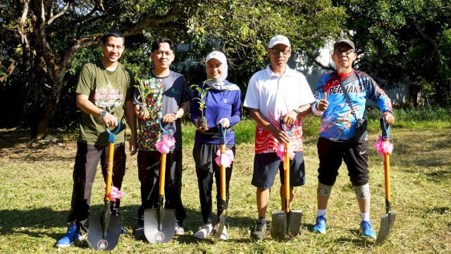 People & Culture Director KALLA, Disa Rizky Novianty, bersama karyawan lmelakukan Kick Off Komunitas Teman Jalan Insan Kalla yang juga menjadi rangkaian peringatan Hari Lingkungan Hidup Sedunia 2026 di Bukit Baruga.