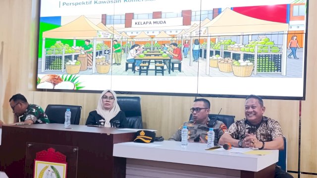 Kegiatan sosialisasi relokasi kepada para pedagang, di Kantor PD Pasar.