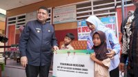 Kunjungi Warga di Kecamatan Pulau Sangkarang, Munafri Salurkan Bantuan Beasiswa Rp2,1 Miliar