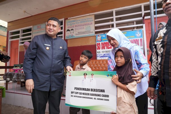 Kunjungi Warga di Kecamatan Pulau Sangkarang, Munafri Salurkan Bantuan Beasiswa Rp2,1 Miliar