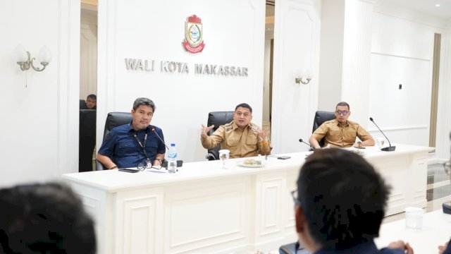 Wali Kota Makassar, Munafri Arifuddin, saat memimpin rapat koordinasi bersama jajaran Direksi Perumda Parkir Makassar Raya di kantor Balai Kota.