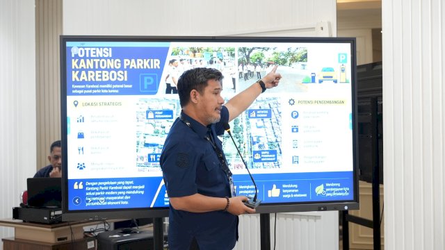 Direktur Utama Perumda Parkir Makassar Raya, Adi Rasyid Ali.