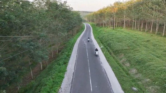 Progres pengerjaan Paket 1 Multiyears Project (MYP) pada ruas jalan Tanaberu-Tanete dan Sinjai-Kajang di Kabupaten Bulukumba.