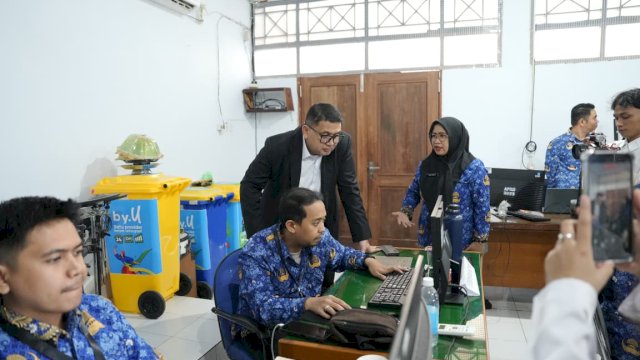 Wali Kota Makassar, Munafri Arifuddin, melakukan pemantauan langsung proses verifikasi pendaftaran Sistem Penerimaan Murid Baru (SPMB) Tahun 2026 di sejumlah sekolah.