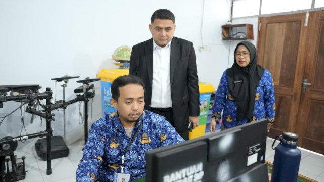 Wali Kota Makassar, Munafri Arifuddin, melakukan pemantauan langsung proses verifikasi pendaftaran SPMB di sejumlah sekolah.