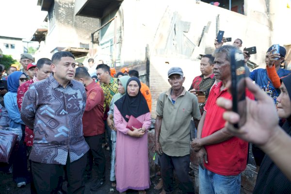 Wali Kota Makassar Serahkan Bantuan Logistik untuk Korban Kebakaran di Kecamatan Tamalate