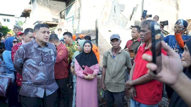 Wali Kota Makassar Serahkan Bantuan Logistik untuk Korban Kebakaran di Kecamatan Tamalate