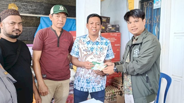 Tim Program Humanity and Environment LAZ Hadji Kalla menyerahkan bantuan berupa voucher belanja kepada warga pasca kebakaran yang terjadi di Jalan Angkasa/Jalan H. Kalla Lorong 1, Kelurahan Panaikang, Kecamatan Panakkukang.