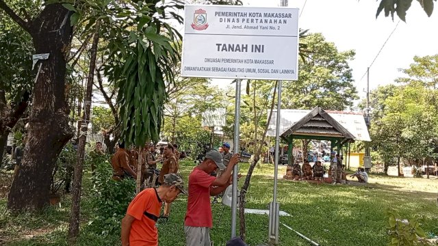 Bidang Aset Badan Pengelolaan Keuangan dan Aset Daerah (BPKAD) bersama Pemerintah Kecamatan Biringkanaya, melakukan penertiban aset.