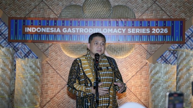 Wali Kota Makassar Munafri Arifuddin mempromosikan keunggulan Kota Makassar di hadapan 41 delegasi dari 28 negara yang hadir dalam jamuan makan malam resmi di Benteng Fort Rotterdam.