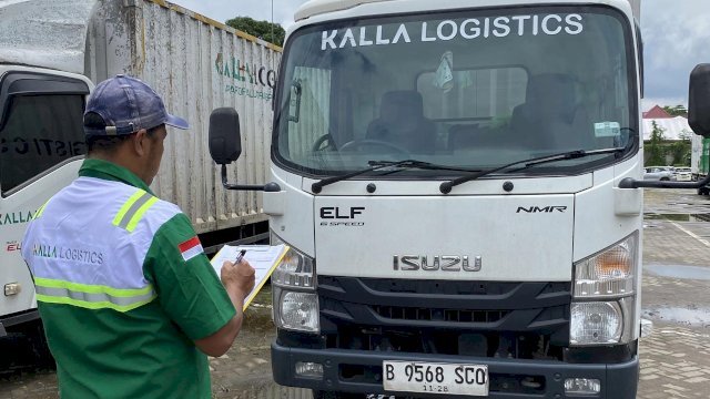Seorang petugas melakukan pengecekan pada salah satu armada tranposrter di stock yard Kalla Logistics di KIMA.