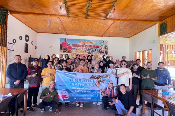 Perkuat Solidaritas, SMA Islam Athirah Bukit Baruga Gelar Employee Gathering di Pantai Bira