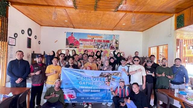 SMA Islam Athirah Bukit Baruga menggelar kegiatan Employee Gathering di Pantai Bira, Kabupaten Bulukumba.