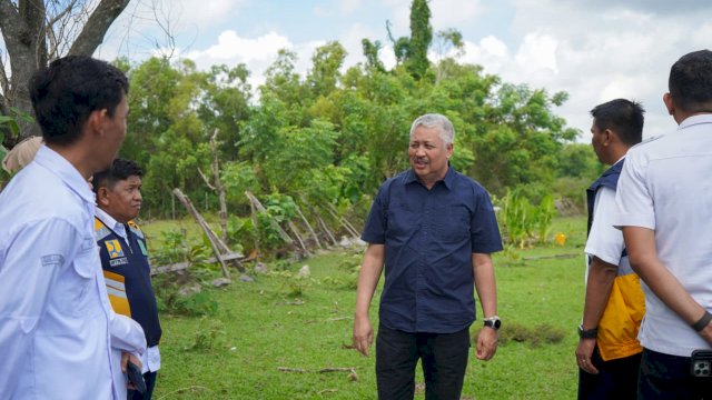 Bupati Pinrang H.A. Irwan Hamid, S.Sos saat melakukan peninjauan langsung lokasi pembangunan Sekolah Rakyat yang terletak di Desa Malimpung, Kecamatan Patampanua.