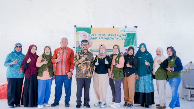 Bupati Buton Tengah, Dr. Azhari, turut hadir dalam kegiatan Sirkumsisi Sehat yang digelar LAZ Hadji Kalla di Desa Kamama Mekar, Kecamatan Gu, Kabupaten Buton Tengah.