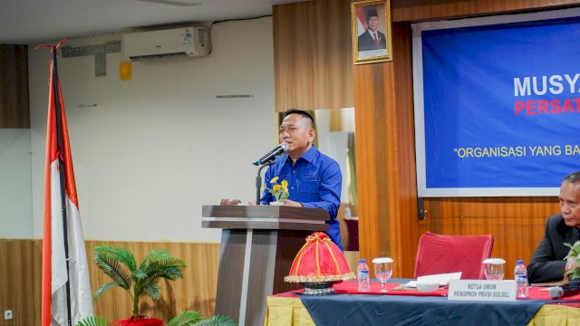 Ketua KONI Makassar, Ismail, saat memberi sambutan dalam Muskotlu PBVSI Kota Makassar.