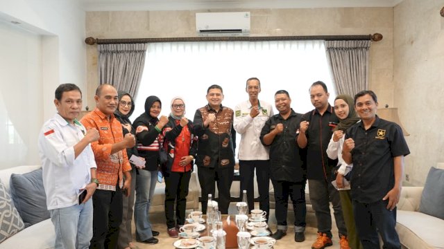Wali Kota Makassar, Munafri Arifuddin, menerima audiensi Koalisi Partai Kerakyatan Non-Parlemen yang terdiri dari Partai Bulan Bintang (PBB), Partai Ummat, dan Partai Kebangkitan Nusantara (PKN) di Rumah Jabatan Wali Kota Makassar.