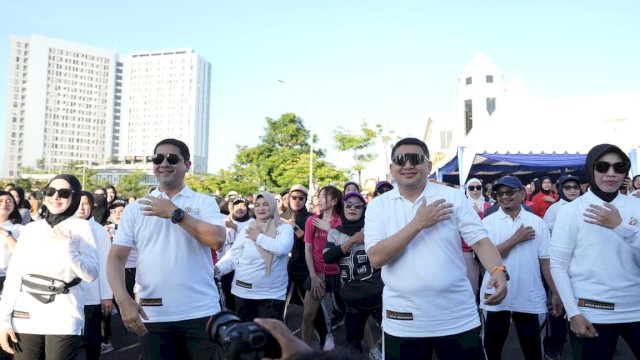 Wali Kota Makassar, Munafri Arifuddin, melepas peserta Jalan Sehat yang digelar Polrestabes Makassar di kawasan Anjungan MNEK, Center Point of Indonesia (CPI).