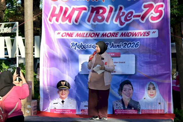 Wawali Makassar Lepas Peserta Jalan Sehat Peringati International Day of the Midwife dan HUT IBI ke-75