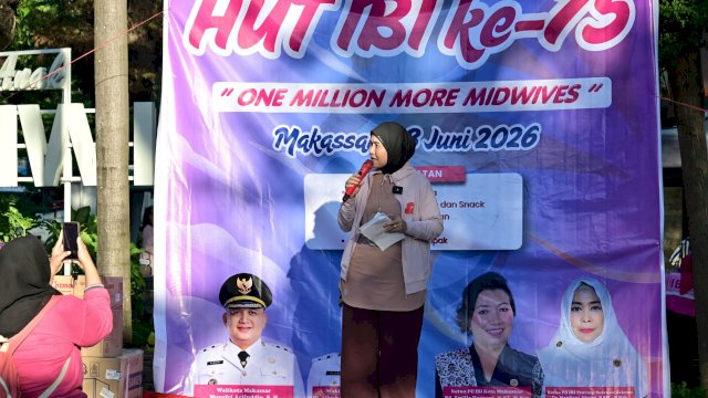 Wakil Wali Kota Makassar, Aliyah Mustika Ilham, secara resmi melepas peserta Jalan Sehat dalam rangka memperingati International Day of the Midwife dan Hari Ulang Tahun Ikatan Bidan Indonesia (IBI) ke-75.