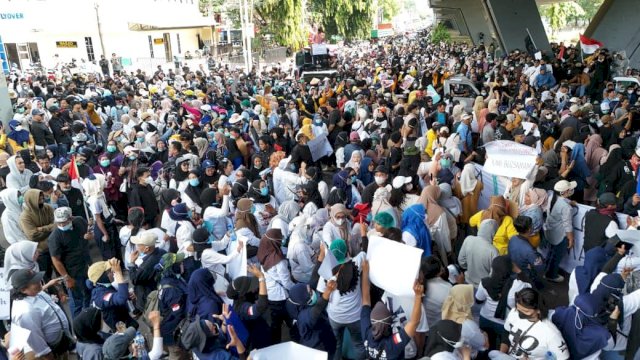 Ribuan warga yang tergabung dalam Aliansi Rakyat Sulsel menggelar aksi unjuk rasa di Kota Makassar.
