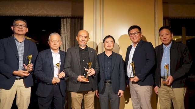 Chief Executive Officer Kalla Translog, Andi Muhammad Gunawan, menerima penghargaan Platinum Fleet Toyota di Jepang.