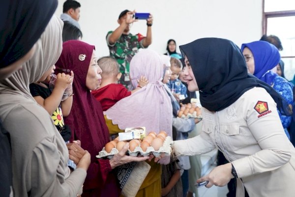 Andi Indah Bareng Wabup Gowa Bawa Langsung Bantuan Gizi untuk Anak Rentan Stunting di Bajeng