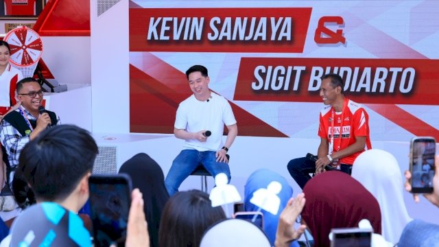 Kevin Sanjaya Sukamuljo mencuri perhatian tatkala ia hadir mengisi meet & greet di booth Djarum Foundation di Polytron Indonesia Open 2026, Istora GBK, Jakarta.