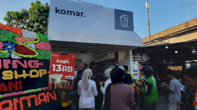 Pengunjung antri di depan outlet Komar Coffee Shop Cabang Pettarani Makassar.
