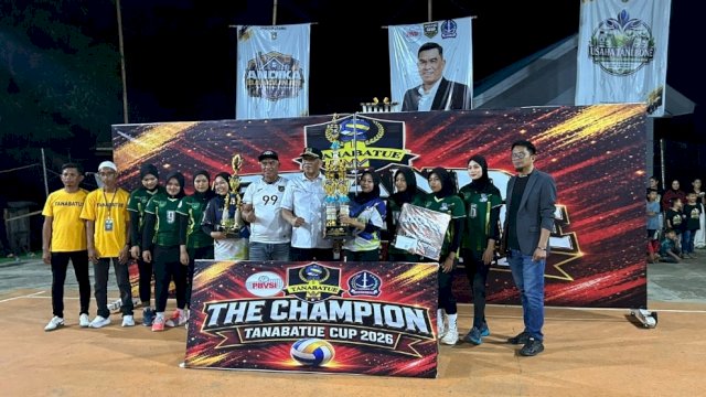 Ketua Umum Pengprov PBVSI Sulsel, Muhammad Sadar, resmi menutup Kejuaraan Bola Voli Tanabatue Cup I Tahun 2026.