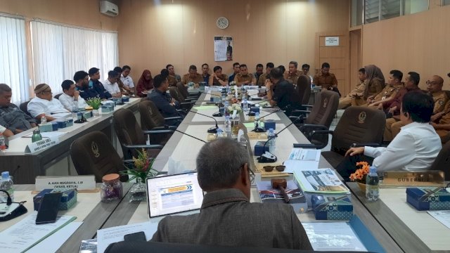 Komisi D DPRD Sulawesi Selatan menggelar rapat kerja bersama kontraktor pemenang tender dalam Program Multi Years Project (MYP) Pemprov Sulsel.