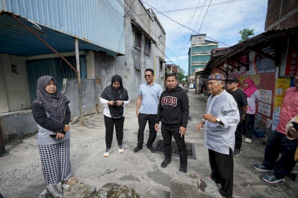 Keruk Drainase Dekat Pasar Labukkang, Wali Kota Turun Langsung Berdialog Dengan Warga