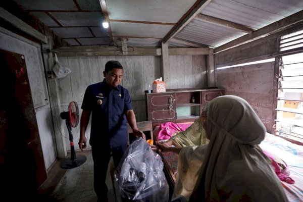 Pastikan Tepat Sasaran, Wali Kota Tasming Hamid Salurkan Rastra Door to Door di Empat Kelurahan