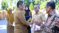 Bupati Ibas Serahkan SK Pensiun 14 ASN Purna Bhakti, 2 Diantaranya Kepala Dinas