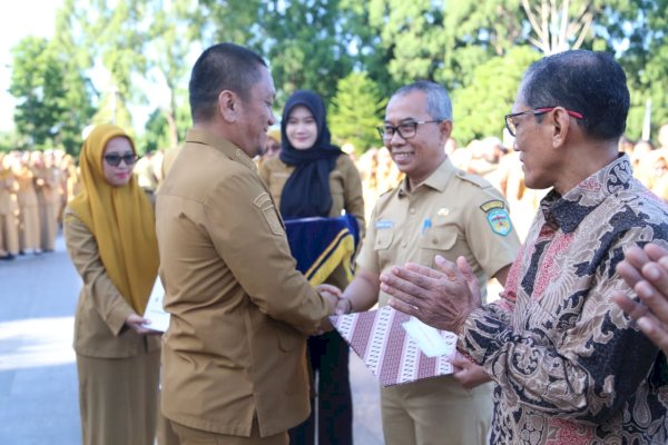 Bupati Ibas Serahkan SK Pensiun 14 ASN Purna Bhakti, 2 Diantaranya Kepala Dinas