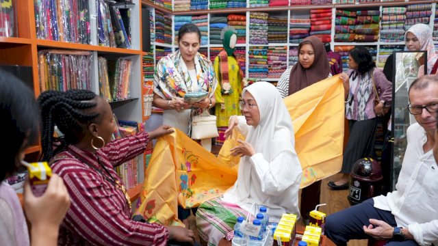 Terpikat Keindahan Kain Sutera, Delegasi Mancanegara Berburu Produk Kerajinan Khas Sulsel